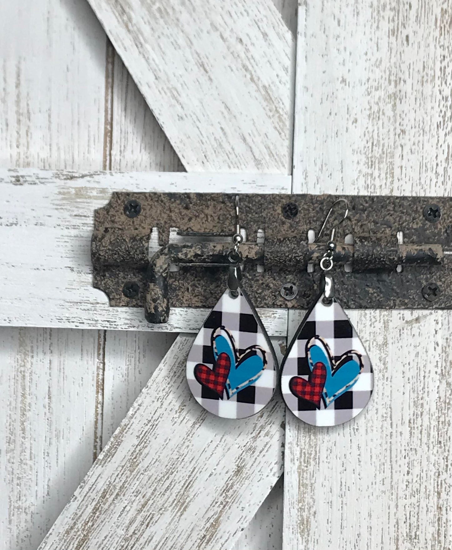 BLACK AND WHITE PLAID EARRINGS WITH HEARTS